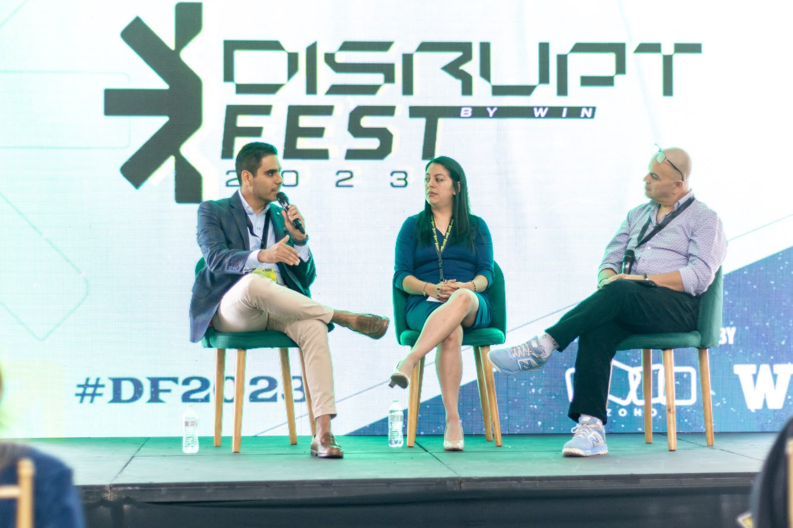 Mr. Bu$iness participando en un panel de negocios